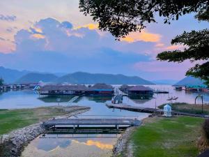 vistas a un lago con muelle y casas en Ruknam Resort, en Ban Hin Hak