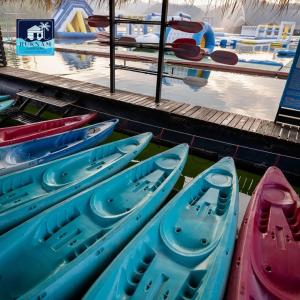 un grupo de kayaks alineados junto a un muelle en Ruknam Resort, en Ban Hin Hak