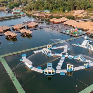 una vista aérea de un parque acuático con barcos en el agua en Ruknam Resort, en Ban Hin Hak