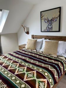 een slaapkamer met een bed met een hertenfoto aan de muur bij The Bunkhouse - 2 bedroom home with parking in Worcester
