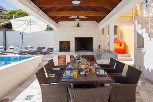 Bazén v ubytování Guest House Bona Dea - Trogir Area nebo v jeho okolí