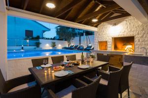 Bazén v ubytování Guest House Bona Dea - Trogir Area nebo v jeho okolí