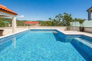 Bazén v ubytování Guest House Bona Dea - Trogir Area nebo v jeho okolí