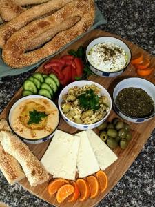 - un plateau de nourriture avec du fromage et différents types de pain dans l'établissement Mary's Guest House, à Bethléem