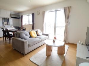富士河口湖的住宿－貸別荘 ウサギの郷，客厅配有沙发和桌子