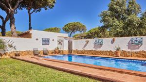 una piscina en el patio trasero de una casa en Villa Maymonis Chiclana de la Frontera by Ruralidays, en Chiclana de la Frontera
