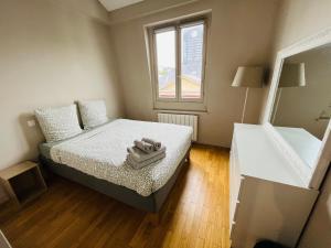 - une petite chambre avec un lit et une fenêtre dans l'établissement St Dominique - Vue Tour Eiffel, à Paris