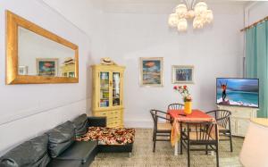 - un salon avec un canapé et une table dans l'établissement Hotel Stella Del Mare, à Viareggio