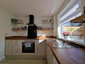 een keuken met een wastafel en een fornuis bij DYSA Bentinck House in Blackpool