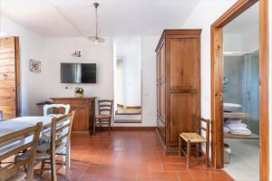uma cozinha e sala de jantar com mesa e cadeiras em Acquamarina em Spello