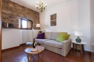 - un salon avec un canapé et deux tables dans l'établissement Acquamarina, à Spello