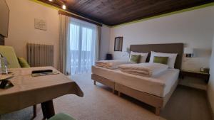Postel nebo postele na pokoji v ubytování Pension Schöne Aussicht + 37 fotografií