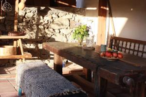 にあるVillage farm house Nazriの木製テーブル(りんごの鉢、ベンチ付)
