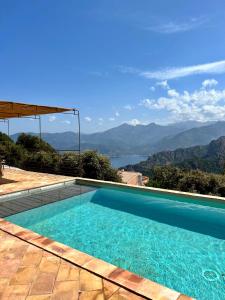 una piscina con vista sulle montagne di Les Demeures de Piana a Piana