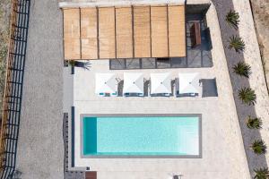 una vista sul tetto di una piscina con sedie a sdraio e di una casa a bordo piscina di Zagara Bianca a Savoca
