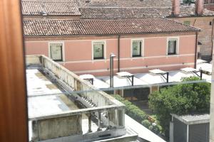 einen Balkon mit Blick auf ein Gebäude in der Unterkunft HOTEL DUCA D'AOSTA in Mogliano Veneto