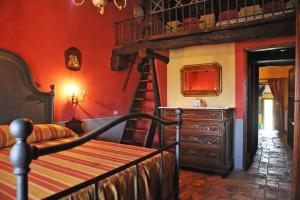 um quarto com uma cama e uma escada num quarto em PODERE BEATRICE 20P large pool, WiFi near 5 Terre em Bardine di San Terenzo Monti