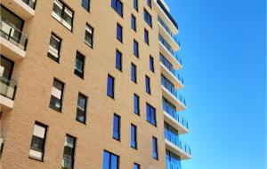 ブランケンベルヘにあるGorgeous Apartment In Blankenbergeの青窓のあるレンガ造りの建物の外観