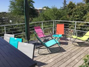 a group of chairs sitting on top of a deck at Maison 8pers en Bourgogne climatisée in Mâcon