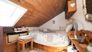 una camera da letto con un letto e un soffitto in legno di Traum Fewo Hindelang a Bad Hindelang