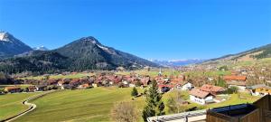 un villaggio in una valle con montagne sullo sfondo di Traum Fewo Hindelang a Bad Hindelang
