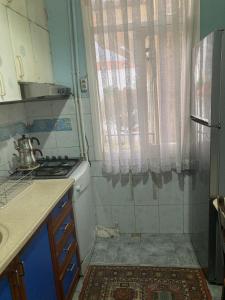 uma pequena cozinha com um lavatório e um fogão em Üsküdar Villa in a Great Location em Istambul