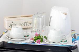 a tray with cups and saucers and a blender at LEMON BEACH LODGE Vilankulo in Vilanculos