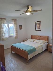 1 dormitorio con 1 cama y ventilador de techo en Vacation House Marija, Korčula, en Korčula