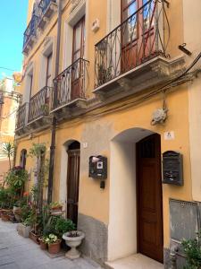 un edificio con balconi e una porta su una strada di B&B Federica a Cagliari