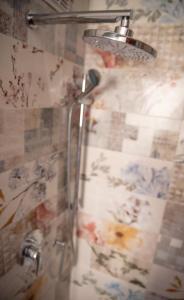 y baño con ducha con cabezal de ducha. en Agriturismo le due querce, en Cerreto di Spoleto