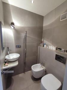 łazienka z białą toaletą i umywalką w obiekcie Air conditioning Paris central stylish apartment w Paryżu +4 zdjęcia