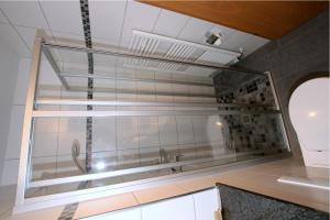 クックスハーフェンにあるKugelbakeのバスルーム(ガラス窓、シンク付)
