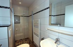 クックスハーフェンにあるElbe 1のバスルーム(トイレ、洗面台、シャワー付)