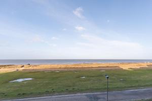クックスハーフェンにあるFerienwohnung 8 im Haus Horizontの海を背景にしたゴルフコース