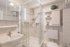 ein Bad mit einer Dusche, einem Waschbecken und einem WC in der Unterkunft Ferienwohnung 8 im Haus Horizont in Cuxhaven