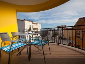 einen Balkon mit einem Tisch und Stühlen in der Unterkunft Apartments Roses Stobrec in Split