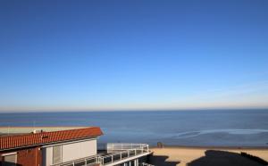 クックスハーフェンにあるHaus Seehuette Wohnung 606の海と建物のあるビーチの景色
