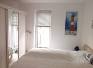 クックスハーフェンにあるRobbenplate 19のベッドルーム1室(ベッド1台、赤と白の灯台付)