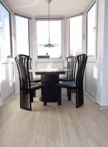 una sala da pranzo con tavolo e sedie neri di Robbenplate 19 a Cuxhaven