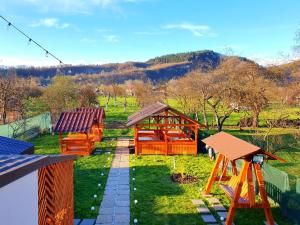 uma vista para um jardim com um gazebo em Domeniul Acasa in Vadu Izei Maramu em Vadu Izei