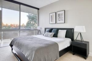 une chambre avec un grand lit et une grande fenêtre dans l'établissement Palo Alto 1br w gym pool lounge nr tech HQs SFO-1254, à Palo Alto 20 autres photos