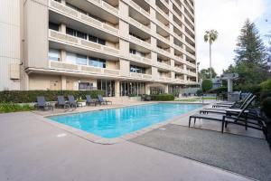 une piscine devant un bâtiment dans l'établissement Palo Alto 1br w gym pool lounge nr tech HQs SFO-1254, à Palo Alto