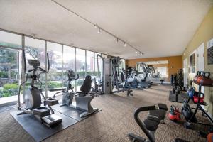 une salle de sport avec des tapis roulants et des appareils d'exercice dans un bâtiment dans l'établissement Palo Alto 1br w gym pool lounge nr tech HQs SFO-1254, à Palo Alto