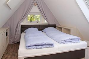 クックスハーフェンにあるMuschelsucherの窓付きの部屋で、ベッド1台(枕2つ付)