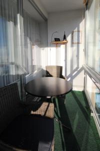 クックスハーフェンにあるHaus Seehuette Wohnung 401の窓のある部屋(テーブル、椅子付)