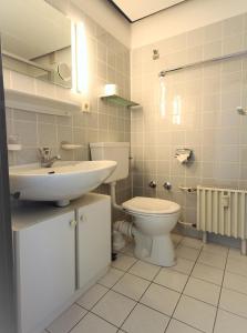クックスハーフェンにあるHaus Seehuette Wohnung 401のバスルーム(トイレ、洗面台付)