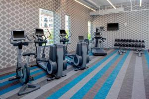 - une salle de sport avec tapis de course et vélos elliptiques dans l'établissement Aloft Richmond West Short Pump, à Short Pump