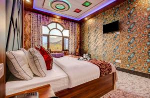 Rúm í herbergi á HOTEL ROYAL HAMEED