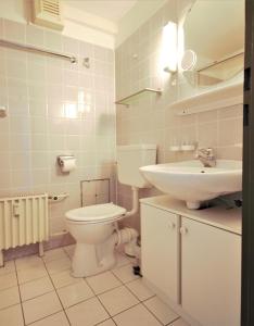een badkamer met een toilet en een wastafel bij Haus Seehuette Wohnung 402 in Cuxhaven