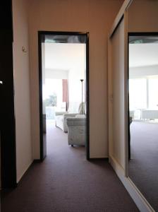 een kamer met een deur naar een kamer met een slaapkamer bij Haus Seehuette Wohnung 402 in Cuxhaven